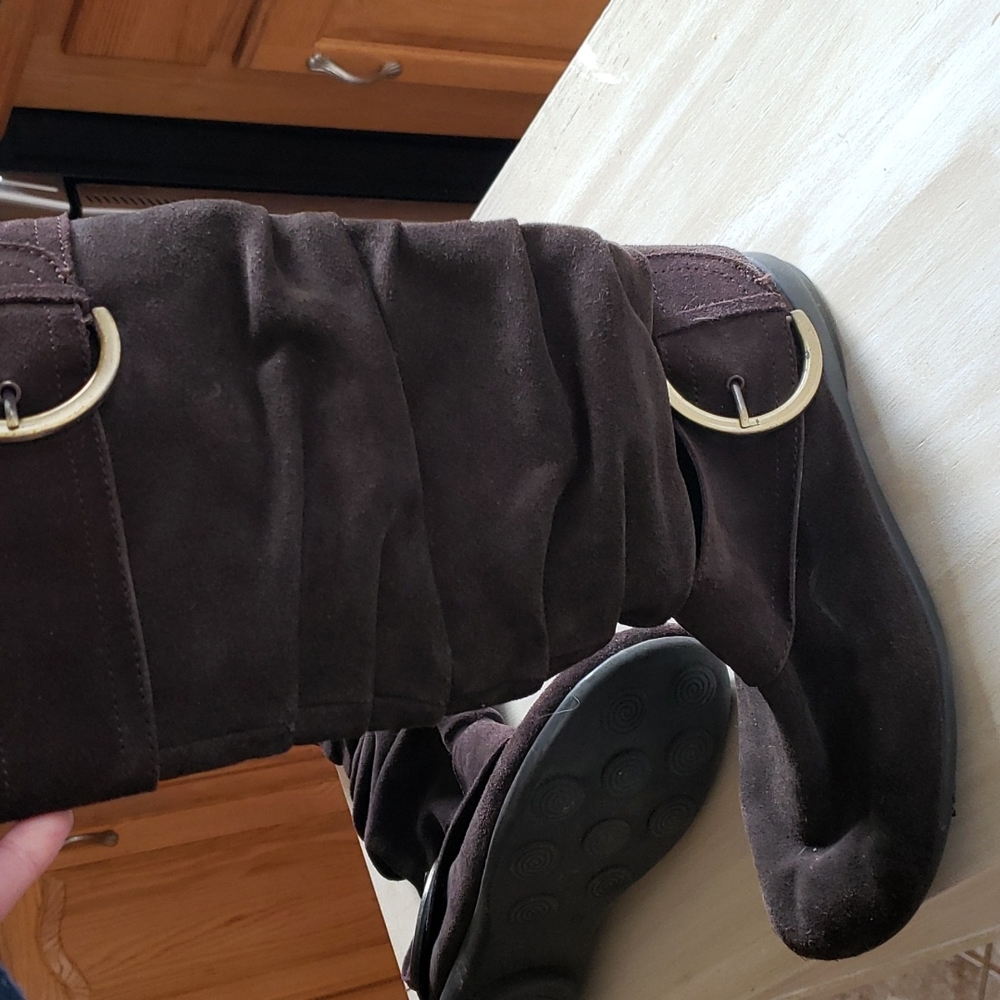 Great condition brown very small heel. - Picture 9 of 10